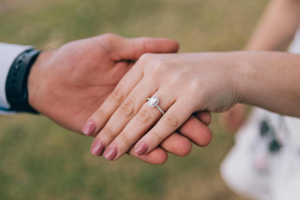 Elegant wedding rings in classic and modern styles